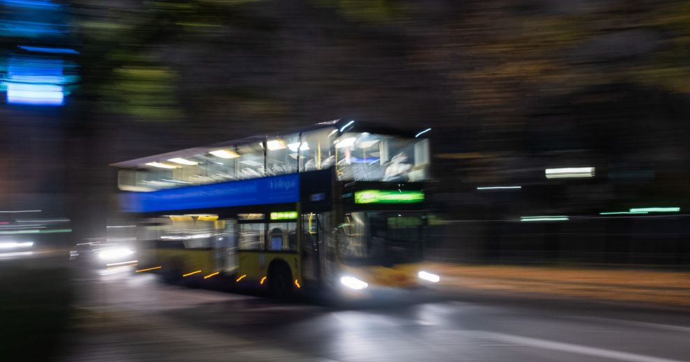 Ein Nachtbus auf der Straße