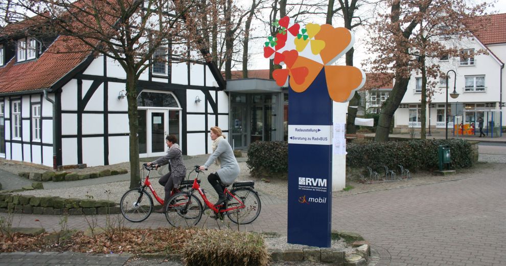 Bild einer Mobilstation an der zwei Radfahrerinnen vorbei fahren