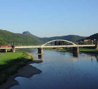 Eisenbahnbrücke über Fluss