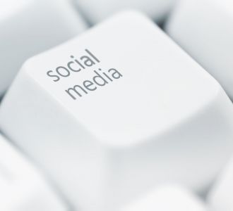 Eine Taste einer Tastatur mit der Aufschrift social media